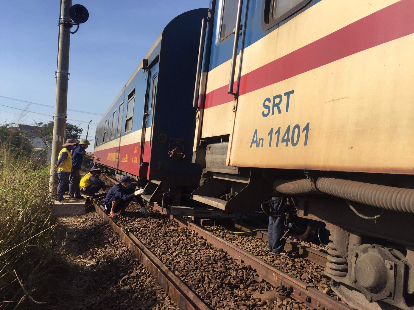 Tàu trật bánh, tuyến đường sắt Bắc - Nam bị ảnh hưởng ảnh 1