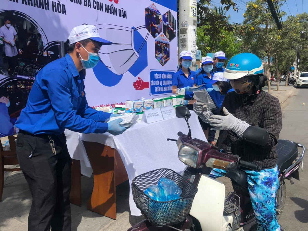 Tỉnh đoàn Khánh Hoà phát miễn phí hơn 23.000 khẩu trang cho người dân ảnh 2