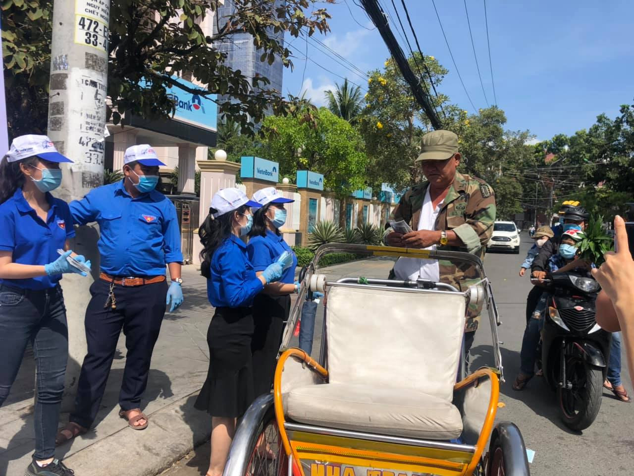 Tỉnh đoàn Khánh Hoà phát miễn phí hơn 23.000 khẩu trang cho người dân ảnh 1