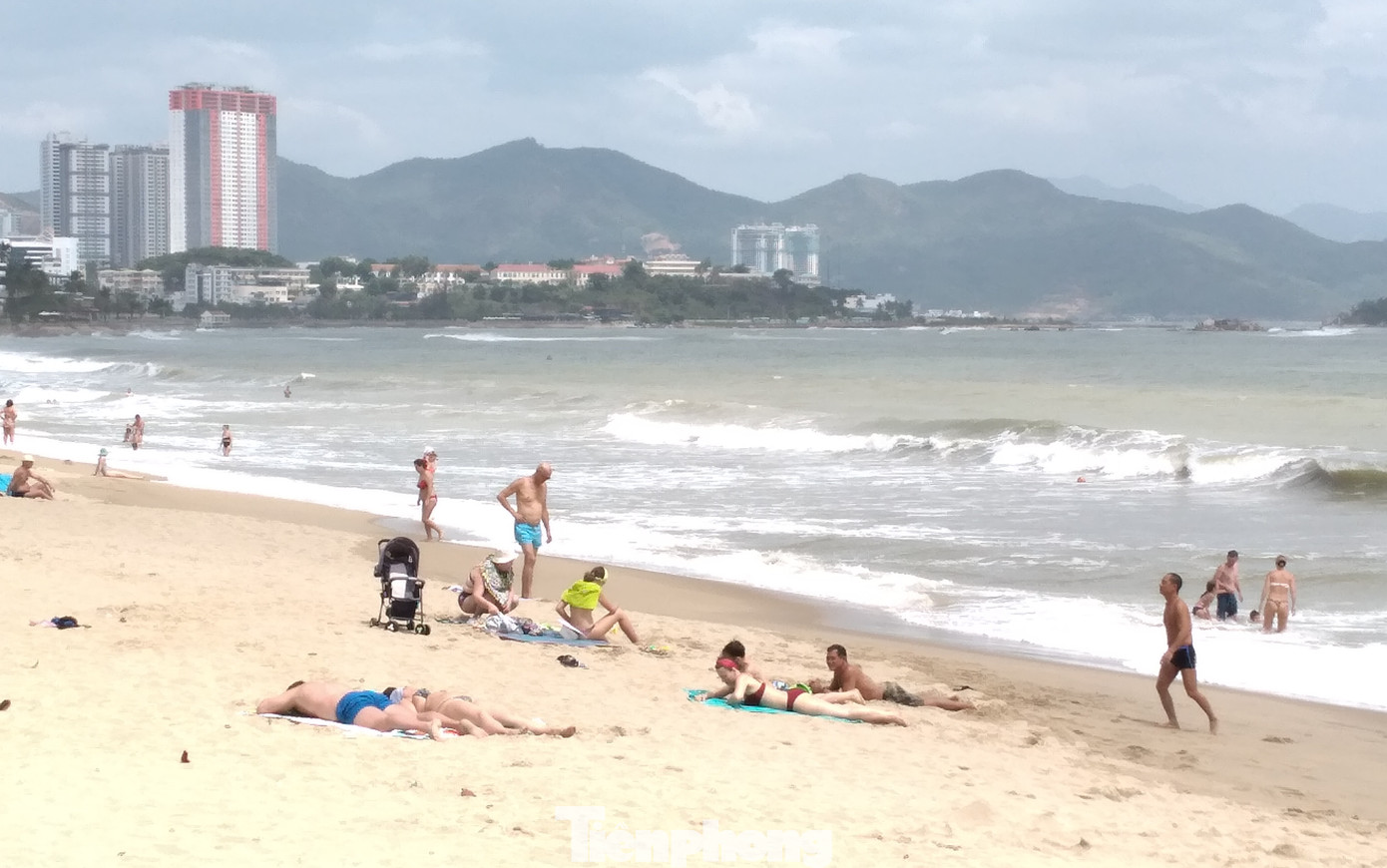 Khách quốc tế tấp nập trở lại Nha Trang ảnh 1