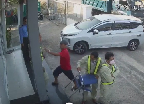 Cán bộ chi cục đường bộ bị đánh tại Trạm thu phí BOT Ninh Xuân ảnh 1