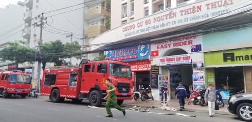 Lực lượng cảnh sát PCCC Công an tỉnh Khánh Hoà đã có mặt kịp thời để chữa cháy Cháy chung cư 16 tầng giữa trung tâm TP Nha Trang ảnh 1