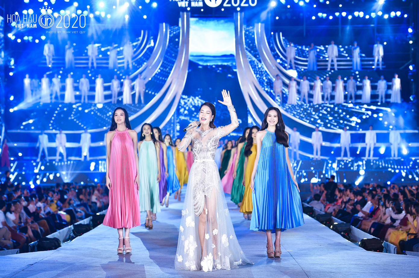 Diện đầm rực rỡ sắc màu, 35 thí sinh trình diễn ấn tượng bên ca sĩ Thu Phương ảnh 1