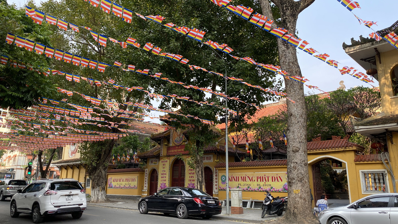 Nhiều điểm du lịch đóng cửa, người dân Hà Nội đổ ra các tuyến phố lớn dịp lễ 30/4 ảnh 22 Nhiều điểm du lịch đóng cửa, người dân Hà Nội đổ ra các tuyến phố lớn dịp lễ 30/4 ảnh 22