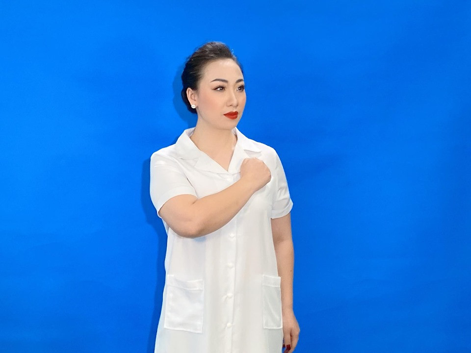 Sao mai Hiền Anh hát ‘Cùng chống giặc Corona’ tri ân chiến sĩ áo trắng ảnh 1