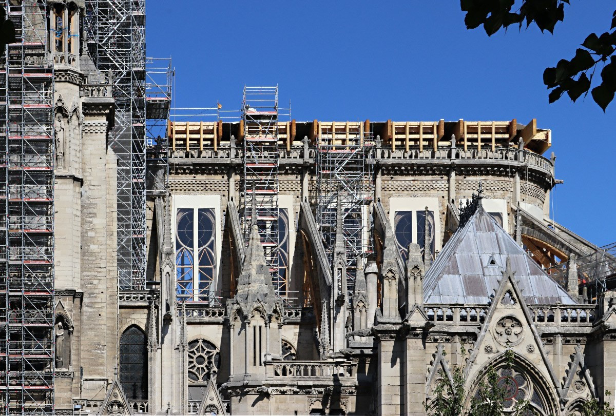 Góp gần nửa triệu euro khôi phục kính sau hỏa hoạn tại nhà thờ Đức Bà Paris ảnh 1