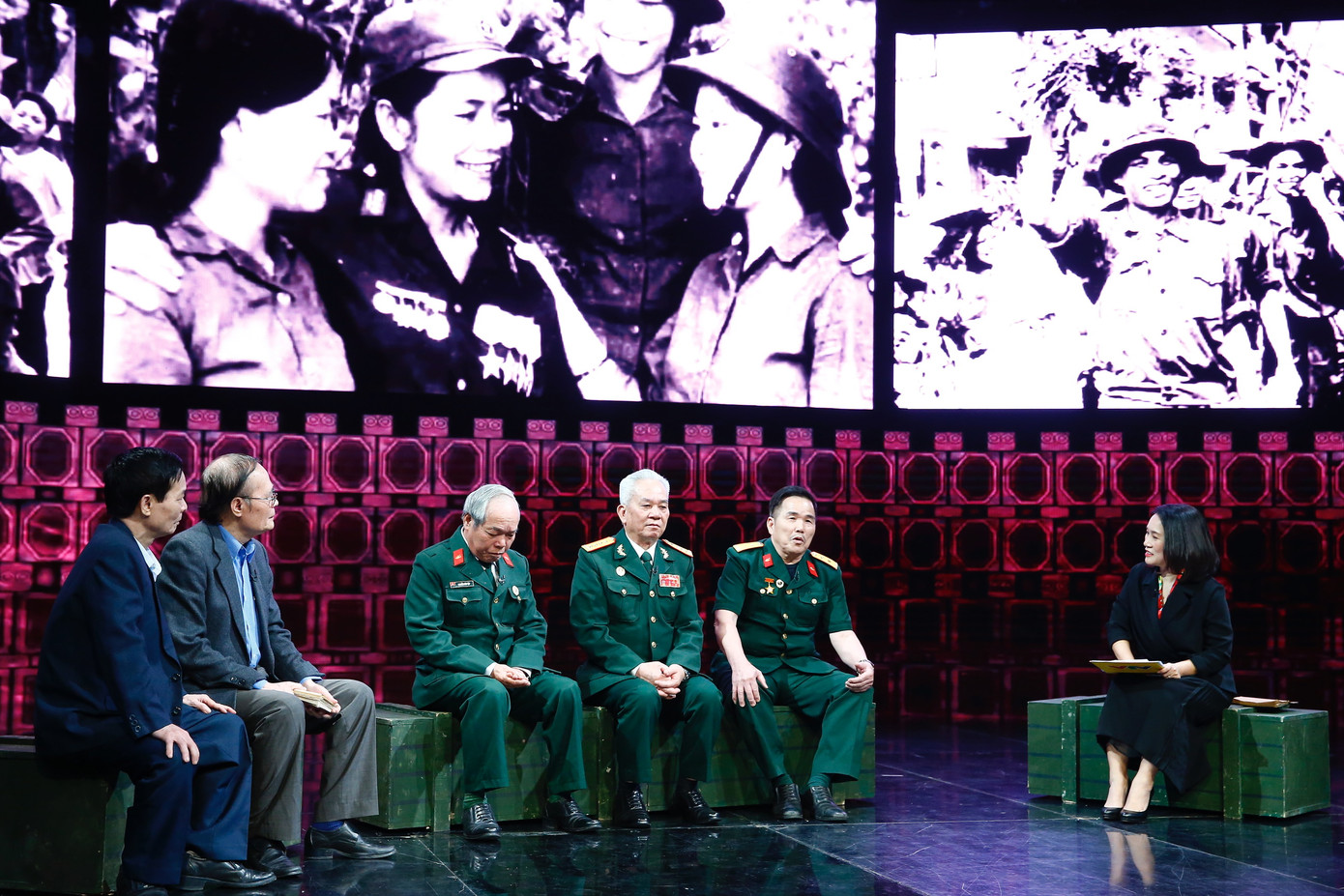 Nhiều điểm du lịch đóng cửa, người dân Hà Nội đổ ra các tuyến phố lớn dịp lễ 30/4 ảnh 23 Nhiều điểm du lịch đóng cửa, người dân Hà Nội đổ ra các tuyến phố lớn dịp lễ 30/4 ảnh 23