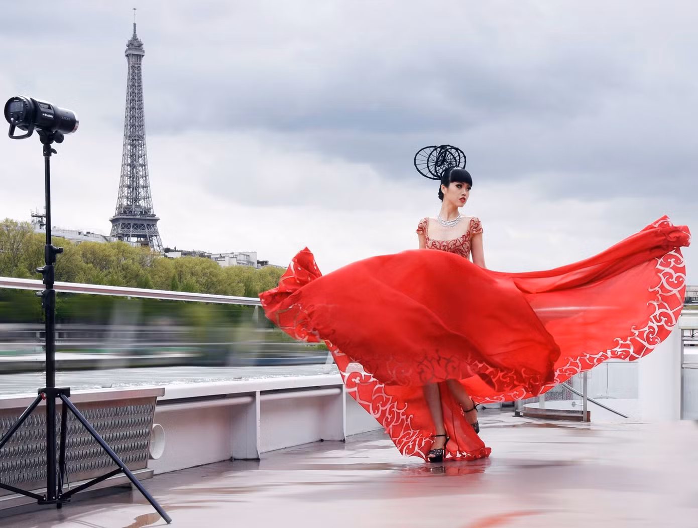 Siêu mẫu quốc tế Jessica Minh Anh bất ngờ đóng phim hành động về đề tài ấu dâm ảnh 1