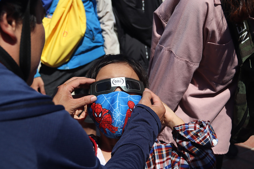 Đà Nẵng: Tây, ta cùng ngửa cổ chiêm ngưỡng nhật thực cuối cùng của thập kỷ ảnh 7