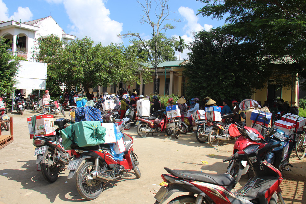 'Chỉ tặng không bán' dụ dân nghèo mua hàng dỏm giá trên trời ảnh 1