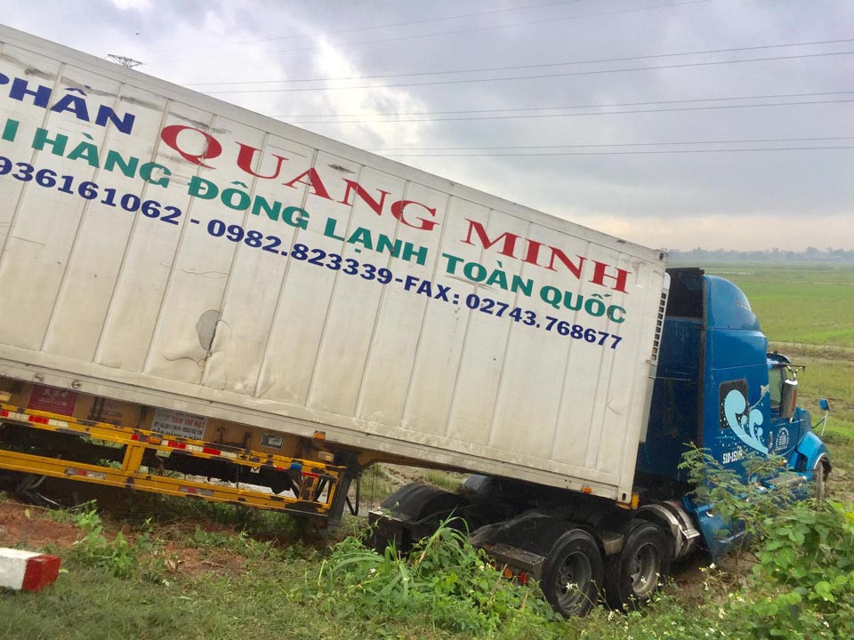 Va chạm cực mạnh giữa xe container và xe khách, 13 người thương vong ảnh 2