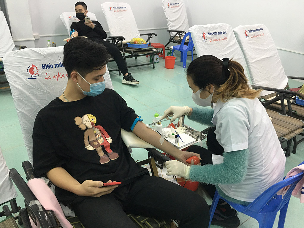 Mặc giá lạnh, sinh viên Đà Nẵng xếp hàng hiến máu ảnh 4