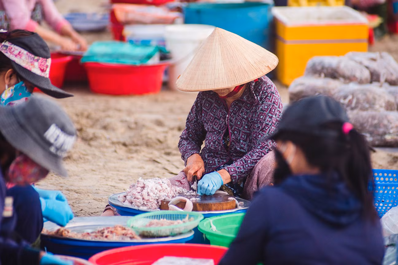 Chợ cá lúc bình minh bên đường Hoàng Sa ảnh 3