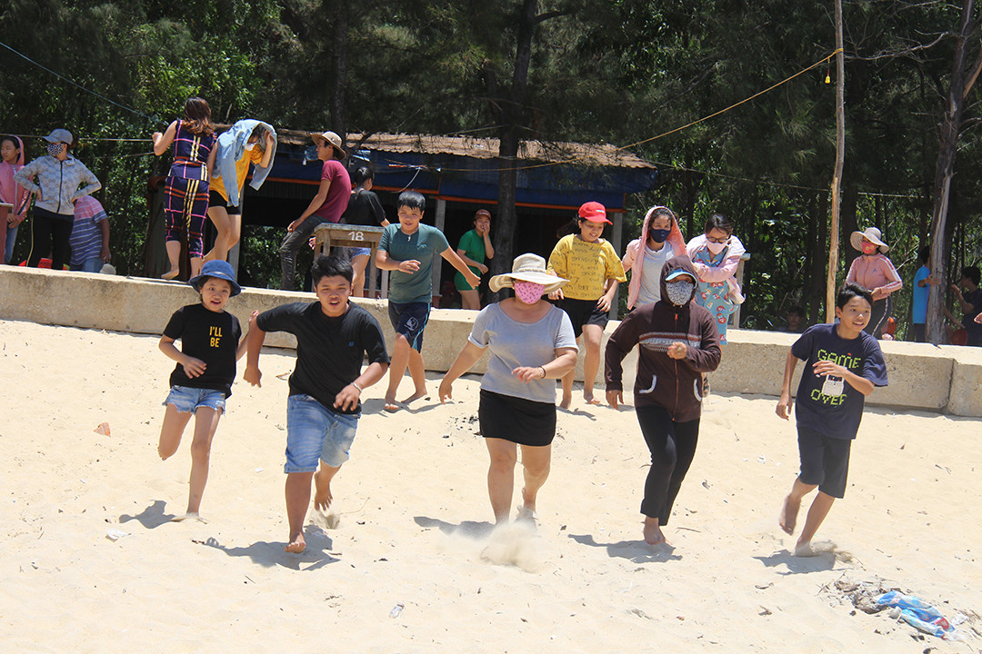 Hàng nghìn người đội nắng tắm biển giữa trưa Tết Đoan Ngọ ảnh 1