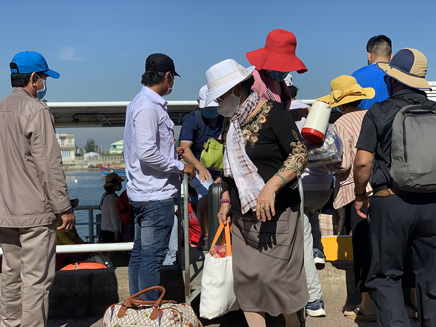 Hơn 2.600 du khách khẩn cấp rời đảo Lý Sơn sau ca nhiễm COVID-19 tại Quảng Ngãi ảnh 4