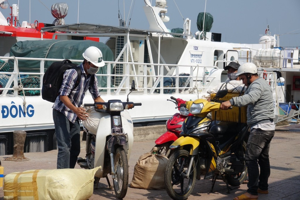  Ra vào đảo Lý Sơn bắt đầu nhộn nhịp sau 15 ngày giãn cách ảnh 6