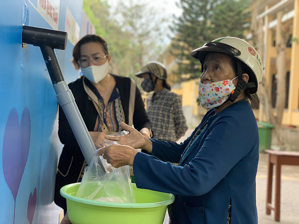 Cựu học sinh trung học mang 'ATM gạo tình thương' về cho người nghèo ảnh 7