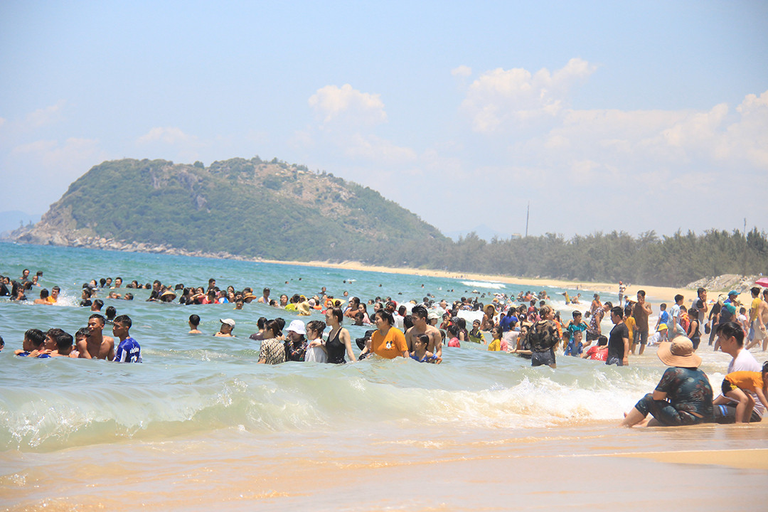Hàng nghìn người đội nắng tắm biển giữa trưa Tết Đoan Ngọ ảnh 5