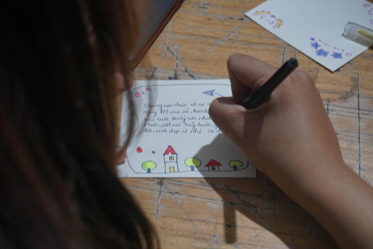 Tặng hoa trao yêu thương 8/3 cho chị em phụ nữ mưu sinh giữa đêm khuya ảnh 2