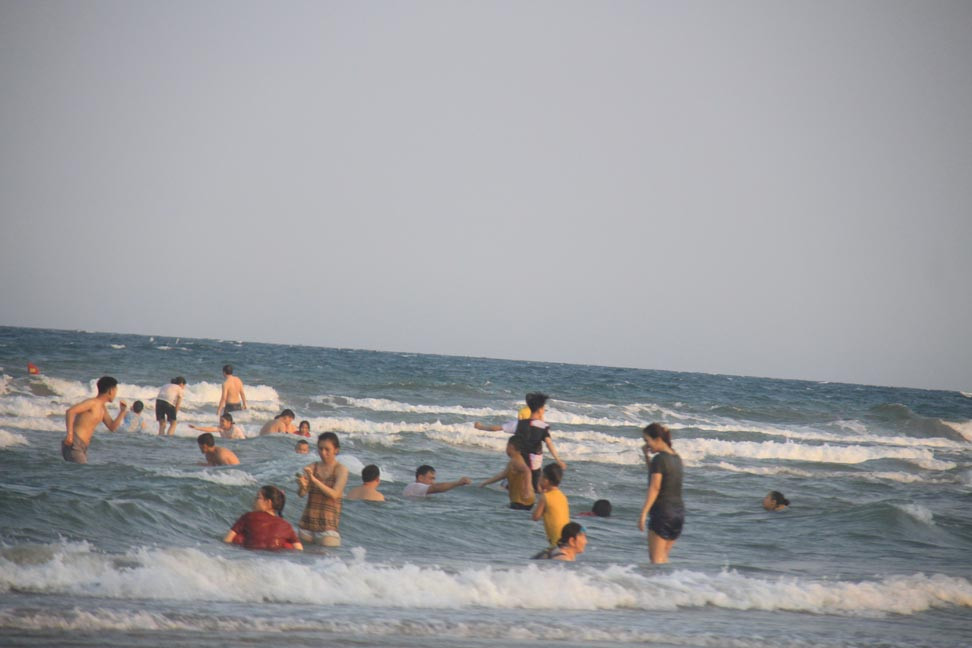 Mỹ Khê tấp nập người đổ xô tắm biển bất chấp lệnh cấm ảnh 6