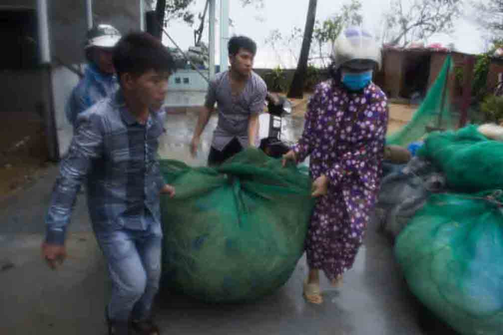 Bão số 9 đổ bộ: Sóng biển ập vào làng chài, người dân khóc vì mất nhà ảnh 3