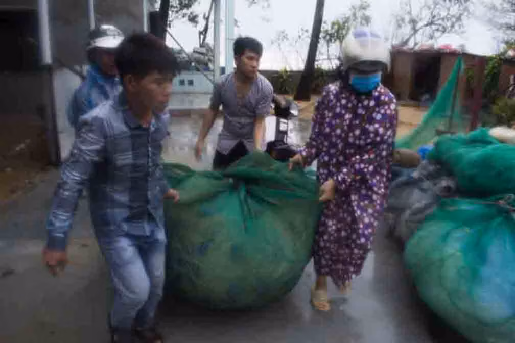 Bão số 9 đổ bộ: Sóng biển ập vào làng chài, người dân khóc vì mất nhà ảnh 3