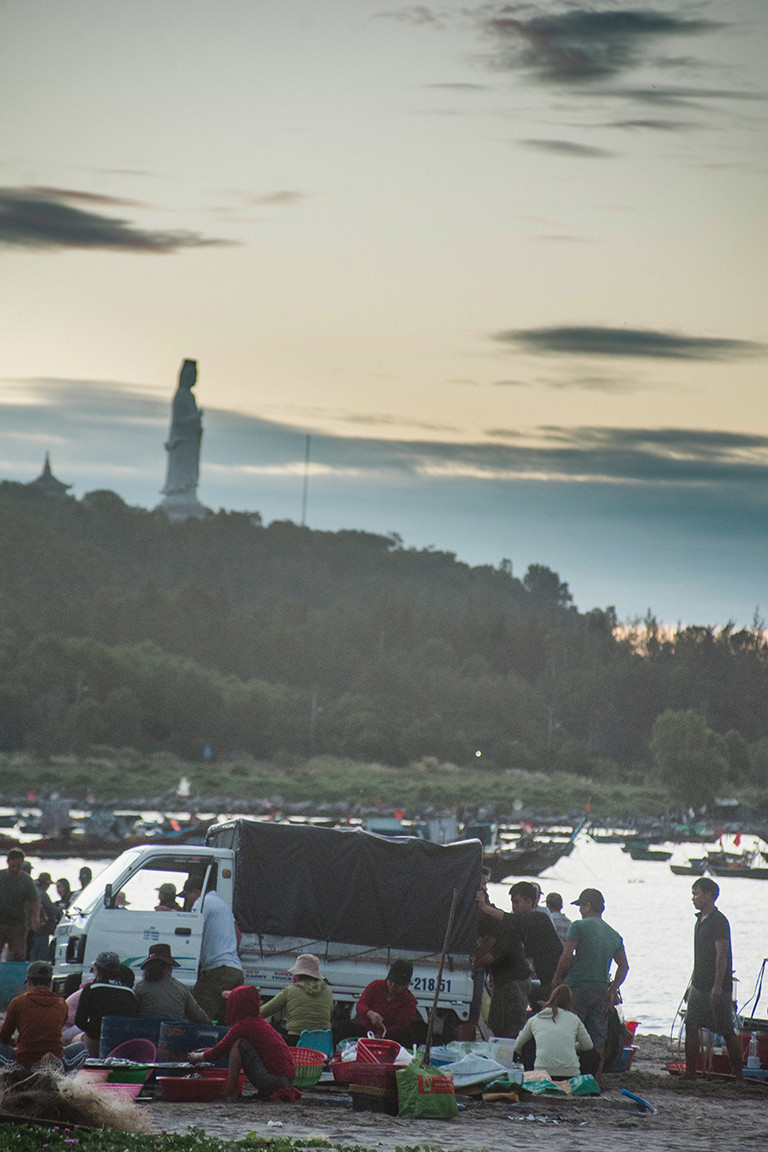 Chợ cá lúc bình minh bên đường Hoàng Sa ảnh 2