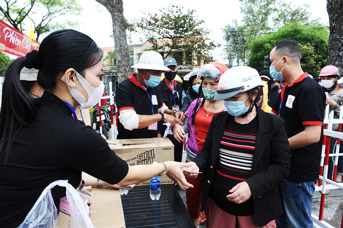 'Phiên chợ Tết xưa 0 đồng' cho người nghèo nơi phố cổ Hội An ảnh 3