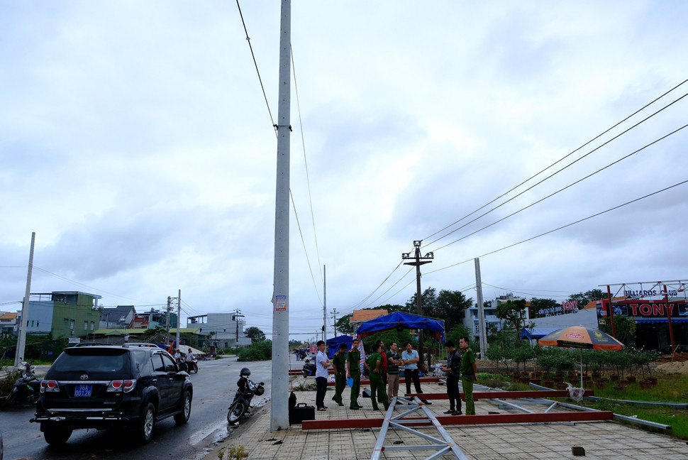 Dựng xà gồ thi công, 11 người bị điện giật thương vong ảnh 1