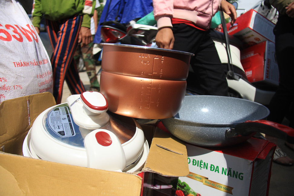 'Chỉ tặng không bán' dụ dân nghèo mua hàng dỏm giá trên trời ảnh 3