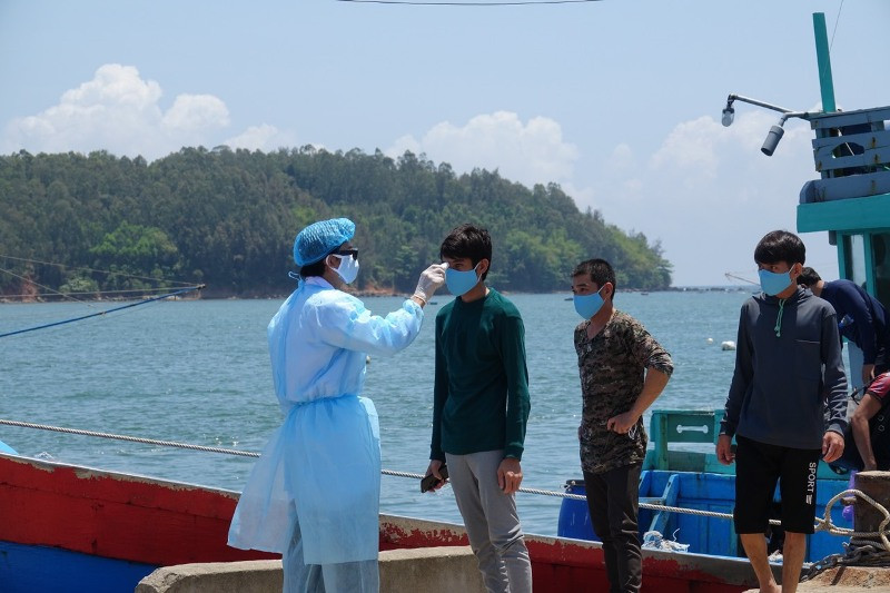 4 trong số 8 ngư dân Quảng Ngãi bị tàu Trung Quốc đâm chìm đã vào bờ an toàn ảnh 2