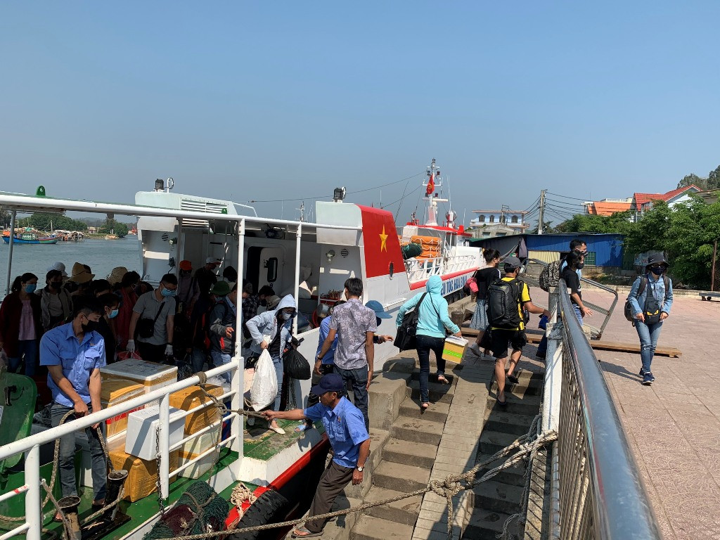 Hạn chế ra vào đảo Lý Sơn, người dân đi lại ra sao? ảnh 6