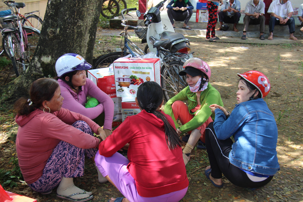 'Chỉ tặng không bán' dụ dân nghèo mua hàng dỏm giá trên trời ảnh 4