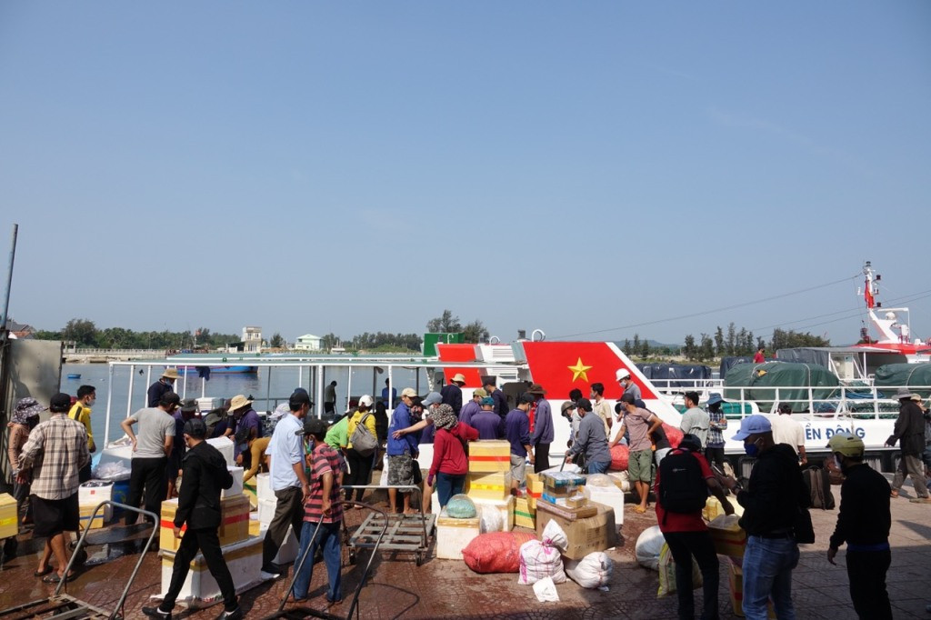  Ra vào đảo Lý Sơn bắt đầu nhộn nhịp sau 15 ngày giãn cách ảnh 1