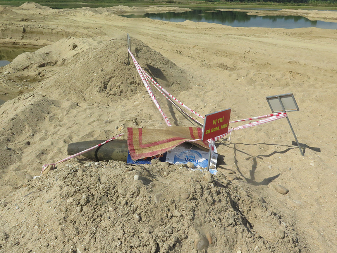 Múc cát, 'múc' được quả bom khủng 250kg còn nguyên kíp nổ ảnh 3