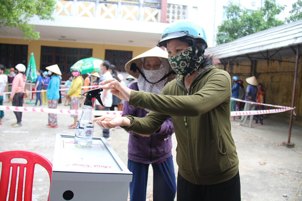 Cựu học sinh trung học mang 'ATM gạo tình thương' về cho người nghèo ảnh 4