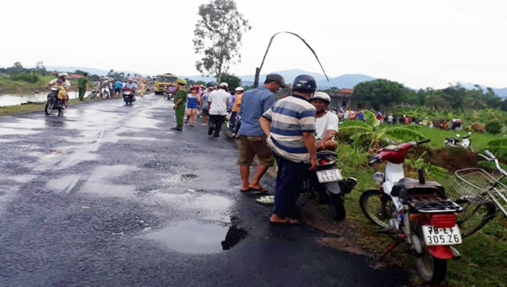Cột điện bị ngã do mưa lớn khiến hai thanh niên tử vong ảnh 1