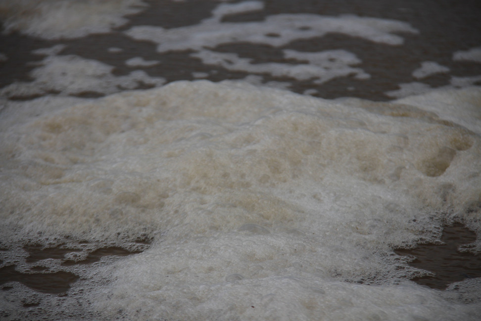 Nước biển nổi bọt đen như cà phê lan rộng vùng biển Khu kinh tế Dung Quất ảnh 3