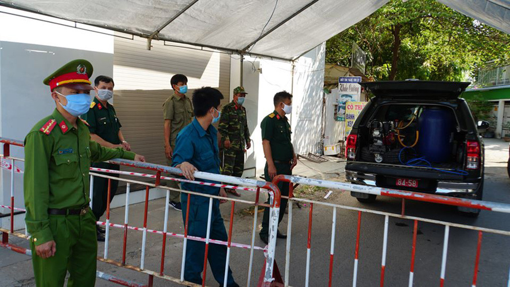 Xe chuyên dụng quân sự phun khử khuẩn khu vực bệnh nhân 419 sinh sống ảnh 3