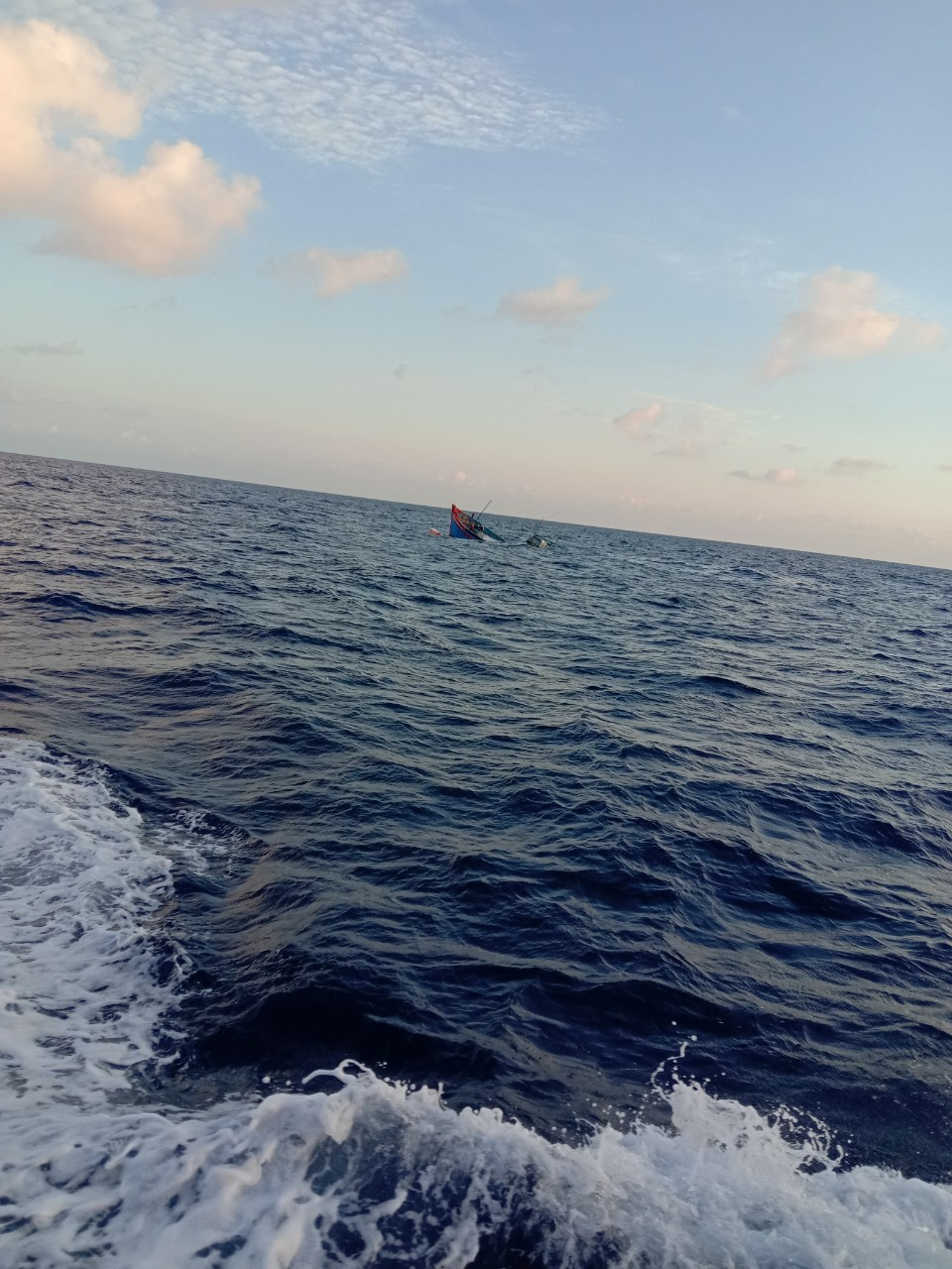 4 trong số 8 ngư dân Quảng Ngãi bị tàu Trung Quốc đâm chìm đã vào bờ an toàn ảnh 4