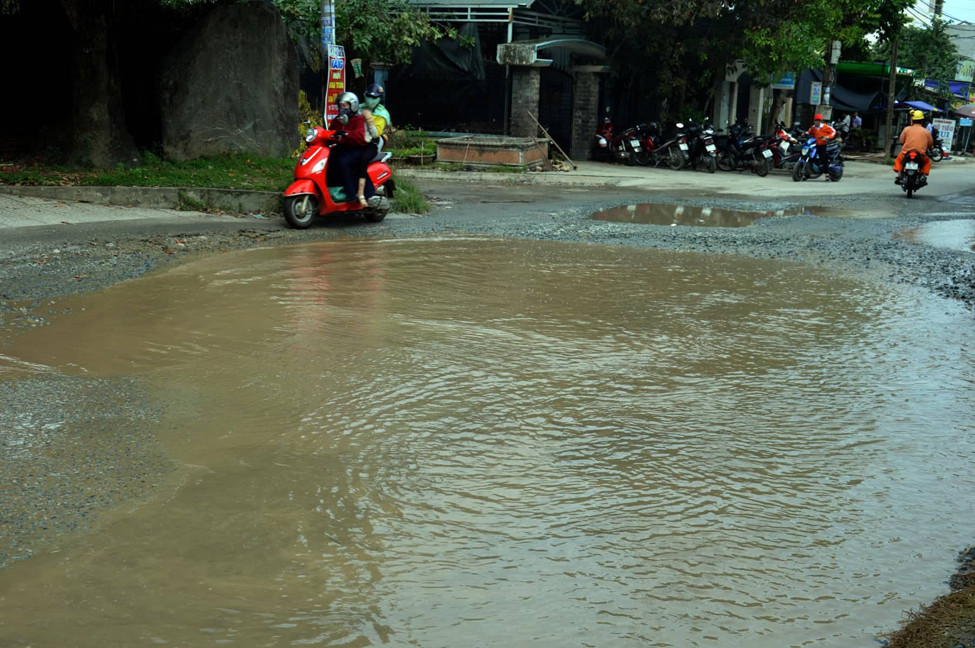 Cho nhà thầu Trung Quốc mượn, 7 tuyến đường Quảng Ngãi hóa 'bãi trâu, ổ voi' ảnh 4