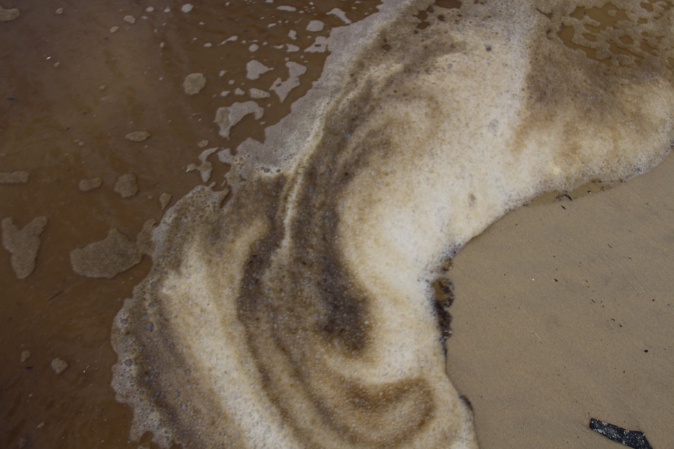 Nước biển nổi bọt đen như cà phê lan rộng vùng biển Khu kinh tế Dung Quất ảnh 2