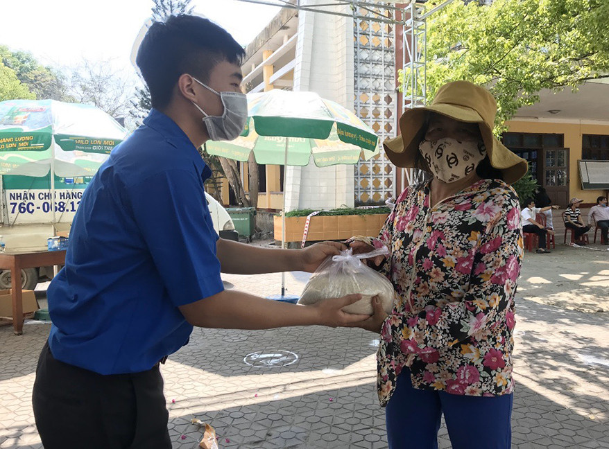 Cựu học sinh trung học mang 'ATM gạo tình thương' về cho người nghèo ảnh 5