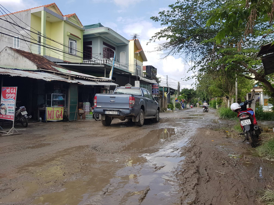 Cho nhà thầu Trung Quốc mượn, 7 tuyến đường Quảng Ngãi hóa 'bãi trâu, ổ voi' ảnh 3