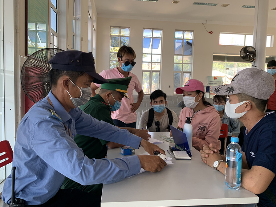 Hơn 2.600 du khách khẩn cấp rời đảo Lý Sơn sau ca nhiễm COVID-19 tại Quảng Ngãi ảnh 2