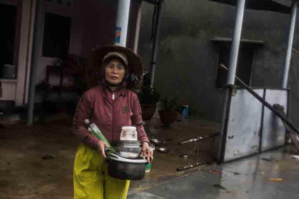 Bão số 9 đổ bộ: Sóng biển ập vào làng chài, người dân khóc vì mất nhà ảnh 6