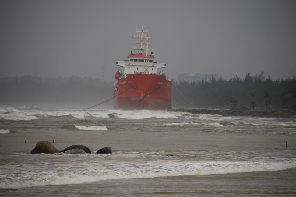 Nước biển nổi bọt đen như cà phê lan rộng vùng biển Khu kinh tế Dung Quất ảnh 6