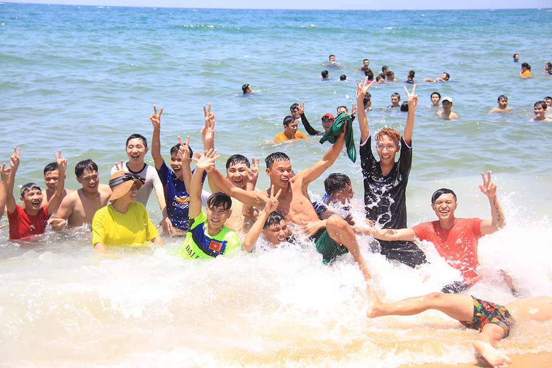 Hàng nghìn người đội nắng tắm biển giữa trưa Tết Đoan Ngọ ảnh 9