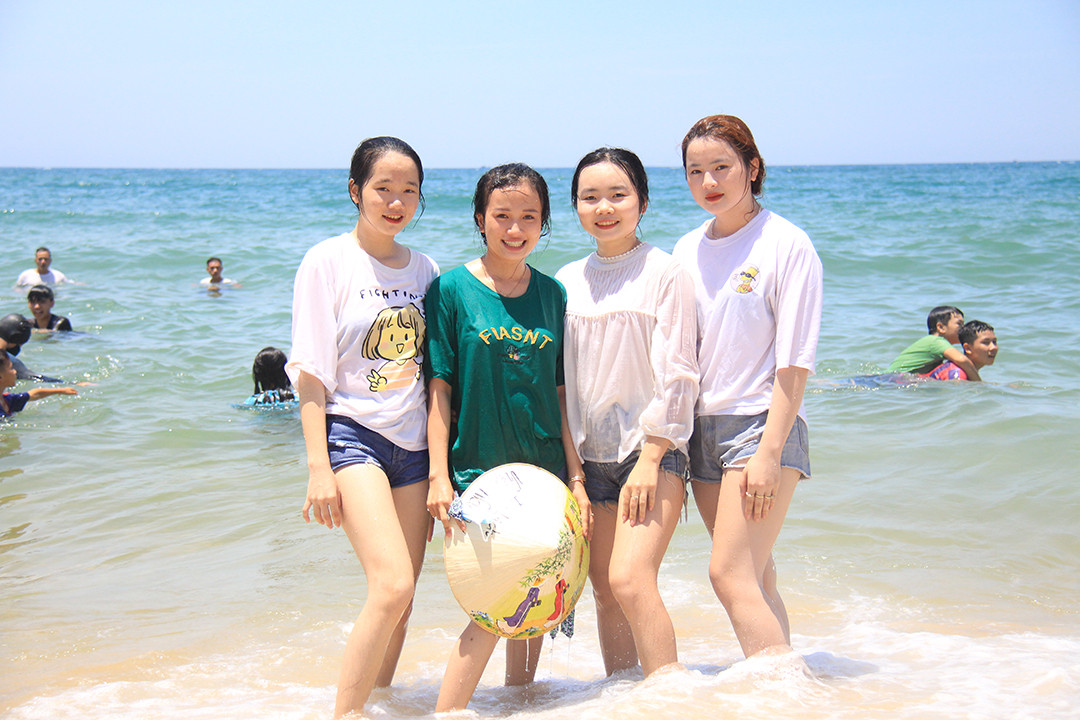 Hàng nghìn người đội nắng tắm biển giữa trưa Tết Đoan Ngọ ảnh 10