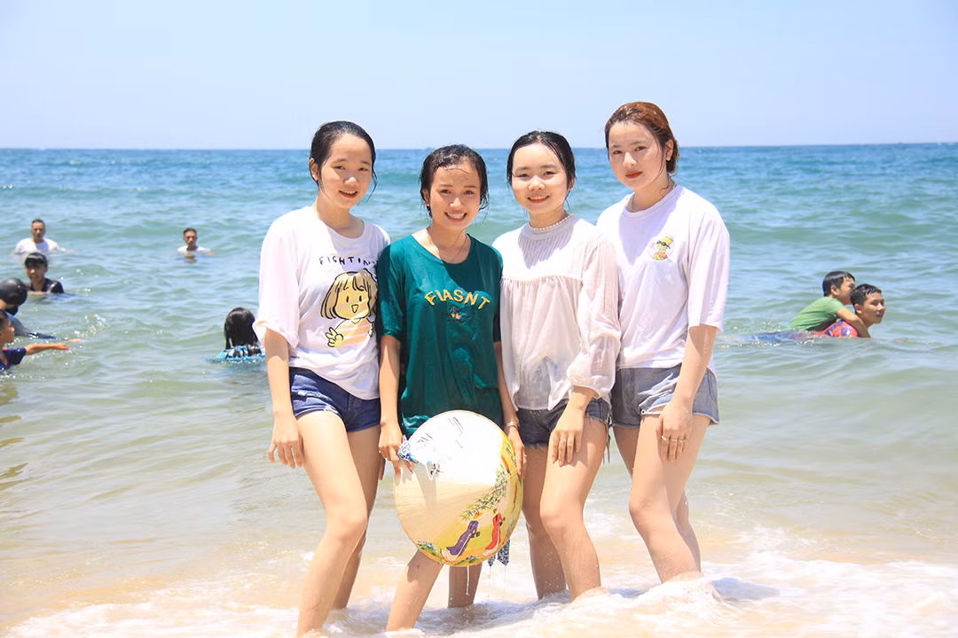 Hàng nghìn người đội nắng tắm biển giữa trưa Tết Đoan Ngọ ảnh 10